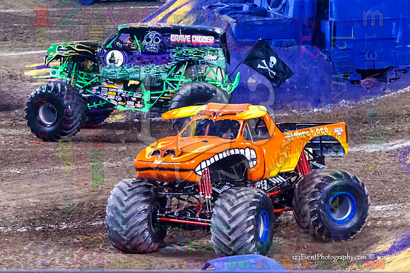 2014-01-11 MONSTER JAM® @ Anaheim Angel Stadium