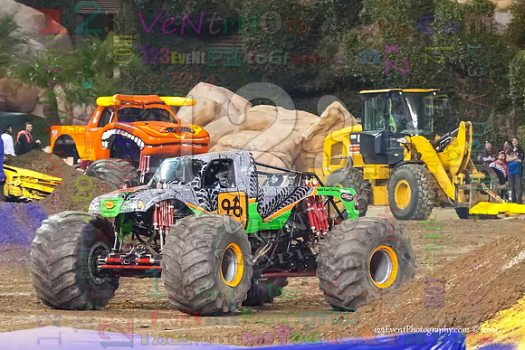 2014-01-11 MONSTER JAM® @ Anaheim Angel Stadium