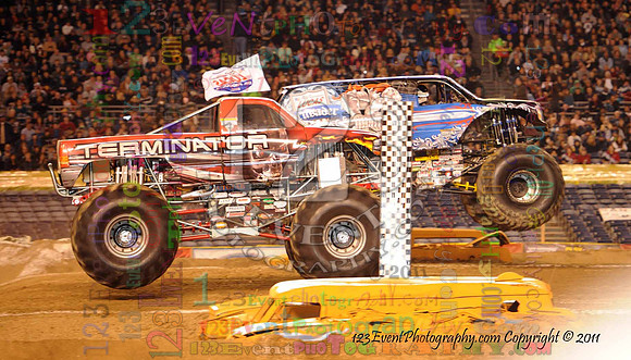 Lucas Oil Crusader® driven by Linsey Weenk vs. Terminator driven by Gary Schott