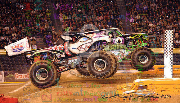 Grave Digger® driven by Chad Tingler vs. Spike Unleashed driven by Rich Helgendorf